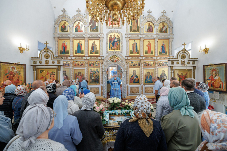 Архиерейское богослужение в Успенском храме деревни Войнова Гора